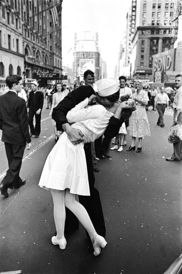 “V-J Day, Times Square,” 1945, “The Kiss” – Alfred Eisenstaedt, 1945 