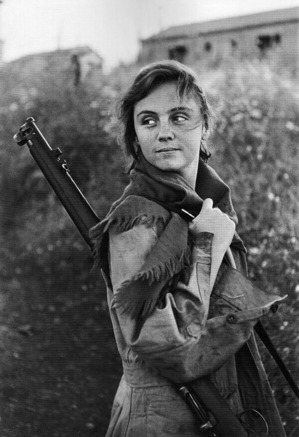 Young girl preparing for sentry duty. Haifa, Israele, 1951.