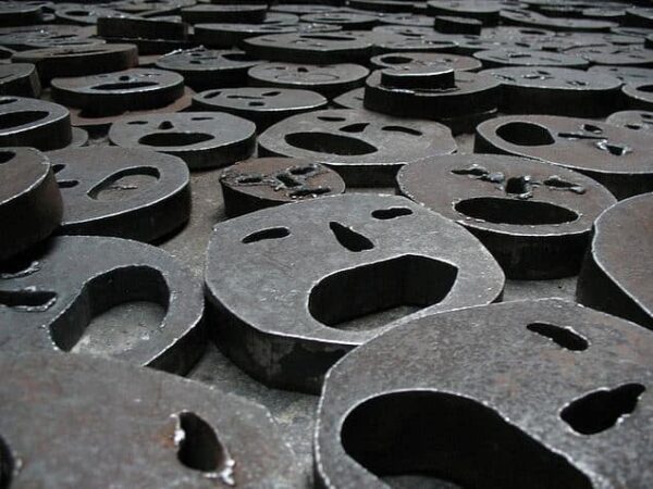 Installazione di Menashe Kadishman 'Shalechet' al Jewish museum di Berlino.
