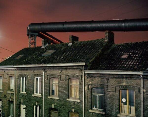 Primo premio - Categoria Problemi Contemporanei (scatto singolo) - Copyright Giovanni Troilo - Tubi di alimentazione del gas corrono lungo le case costruite vicino alle acciaierie di Charleroi. Prima dell'aggiornamento elettrico dell'altoforno, questi tubi erano utilizzati per fornire l'energia necessaria allo stesso.