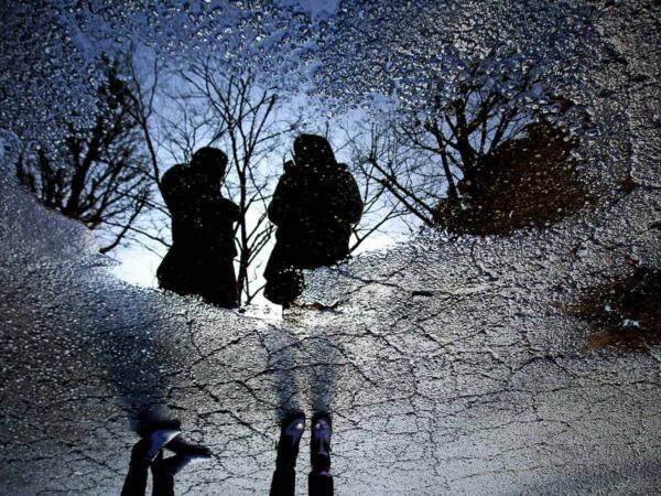 immagini riflesse nelle pozzanchere