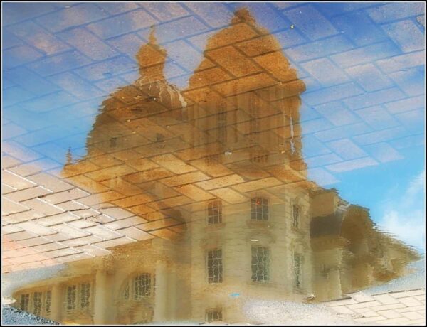 immagini riflesse nelle pozzanchere