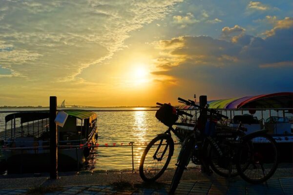 bici al tramonto