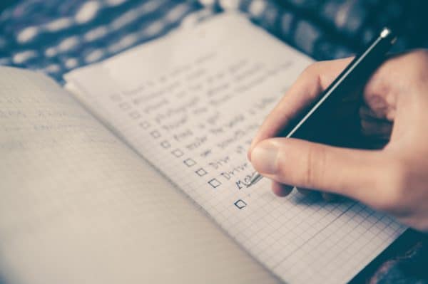 Probabilmente ci sono più blog abbandonati o mezzi morti che non quelli in esercizio su Internet. La ragione più comune per cui i fotografi non riescono ad avviare un blog di fotografia, o lo abbandonano dopo un breve periodo di tempo, è che cadono preda del grande mito che è in qualche modo necessario essere uno scrittore in senso tradizionale. La verità è che i metodi di scrittura tradizionali possono essere dannosi per il successo di un blog. Ecco quindi che vi proponiamo una veloce Checklist per un blog fotografico che potrete seguire per evolvere il vostro sito.