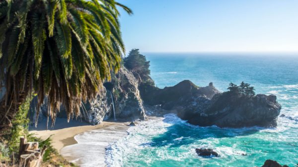 BIG SUR - McWay Falls pon Pacific Coast Highway, California