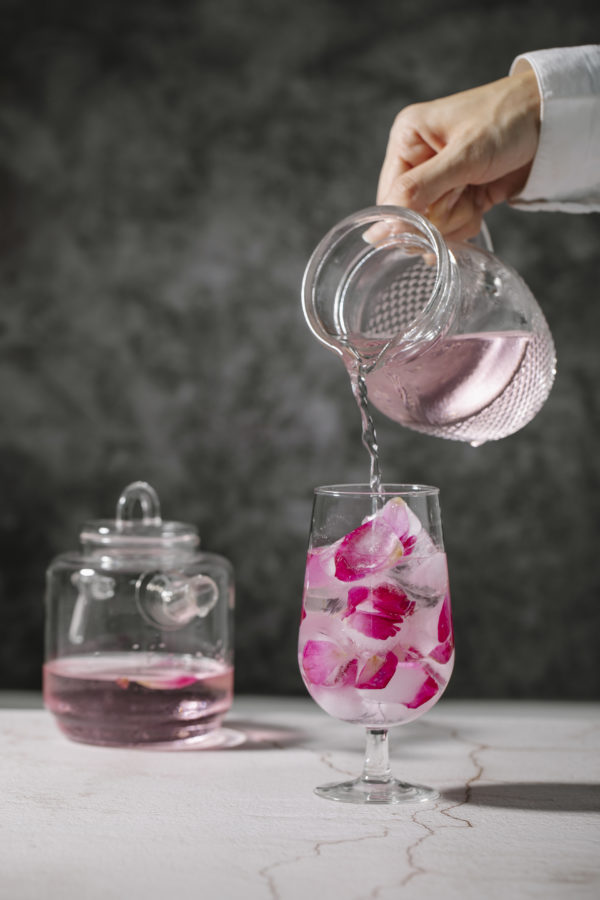 usare efficacemente il Fill Flash Crop person pouring rose water in glass