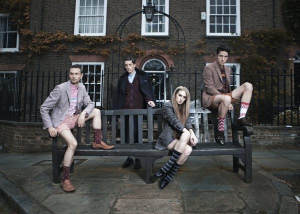 ritratti di gruppo creativi Models in blazers on bench