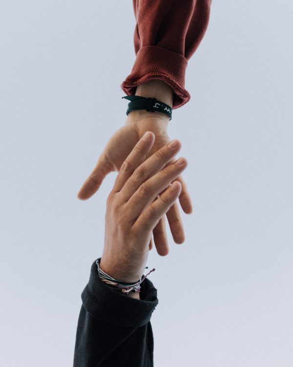 volontariato fotografico view of two persons hands