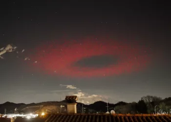 Un fotografo cattura un rarissimo anello di luce rossa a 285km da Ancona