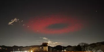 Un fotografo cattura un rarissimo anello di luce rossa a 285km da Ancona